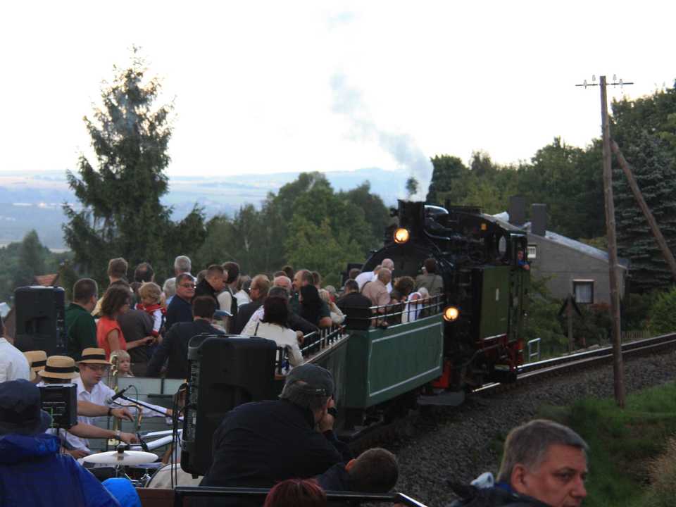 Die VI K 99 1715-4 mit dem Aussichtswagenzug bei Historik Mobil 2008 im Zittauer Gebirge unterwegs.
