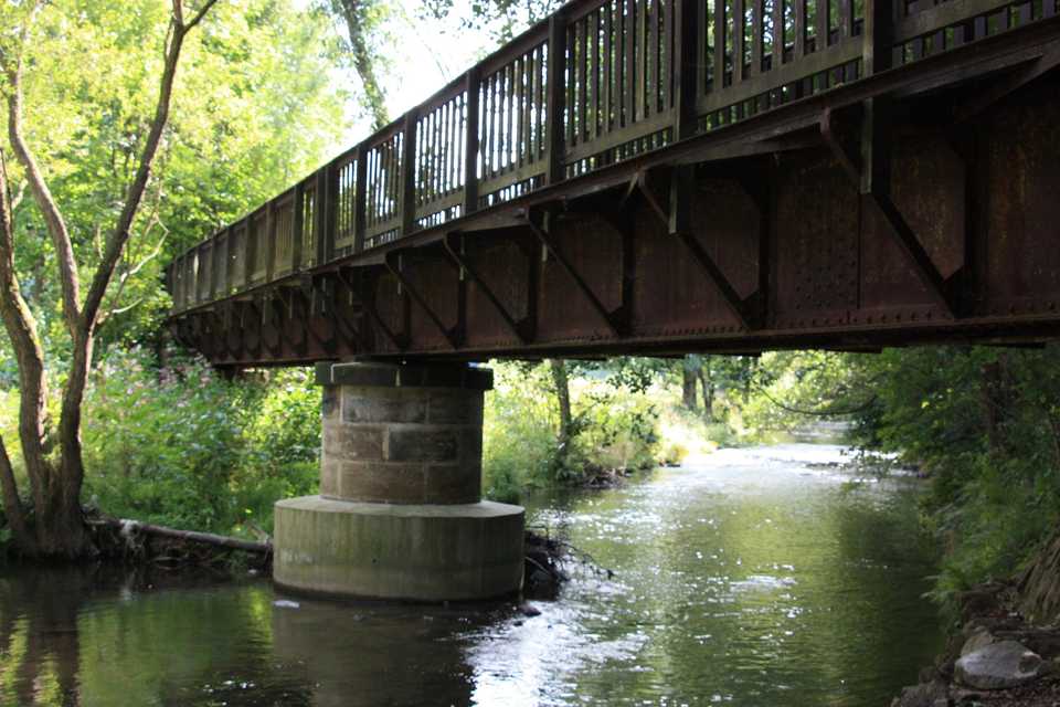 Die noch existente Brücke in der Ausfahrt des ehemaligen Haltepunktes Streckewalde wird heute für den Radweg genutzt.