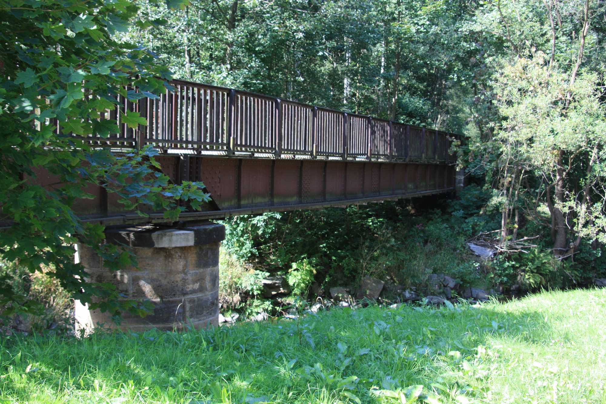 Auch die dritte Brücke nach dem Haltepunkt Streckewalde ist noch erhalten und für den Preßnitztalradweg in Nutzung.