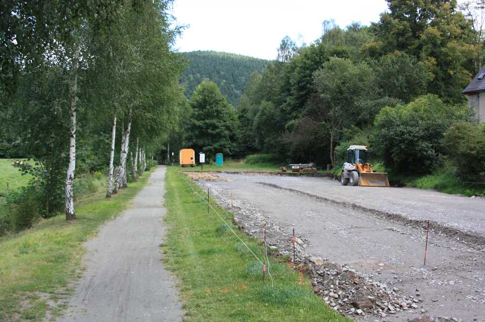 Blick entlang der früheren Gleislage der Station Großrückerswalde. Die Gemeinde lässt im Sommer 2008 gerade einen Wanderparkplatz auf dem ehemaligen Planum errichten.