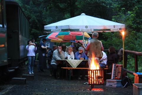 Am Hp. Loreleifelsen ist Zwischenstopp für Abendessen am Lagerfeuer(korb) - mit musikalischer Umrahmung.