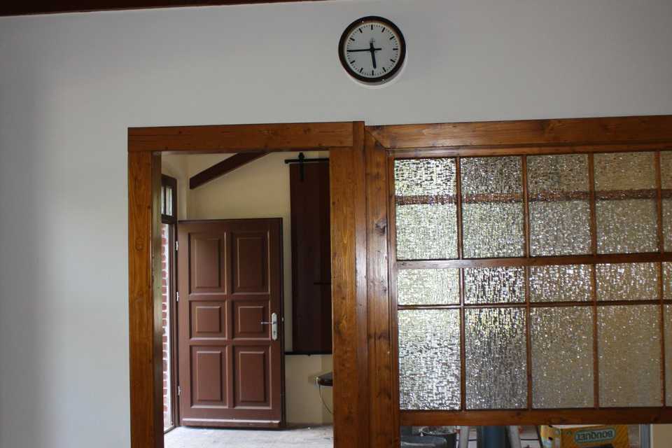 Auch das Holz von Tür und Gepäckabfertigungsfenster sind aufgearbeitet.