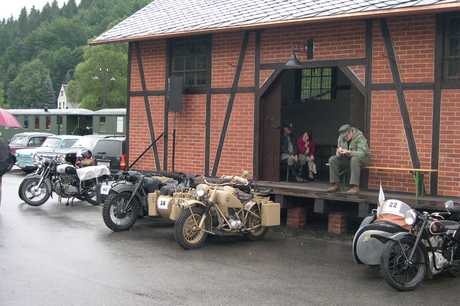 Zahlreiche historische Motorräder konnten zum Oldtimerfest rund am Steinbacher Bahnhofsgebäude besichtigt werden.