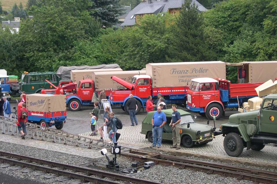Die Ladestraße in Steinbach bot direkten Kontakt der Veteranen der Straße mit den historischen Fahrzeugen der Museumsbahn.