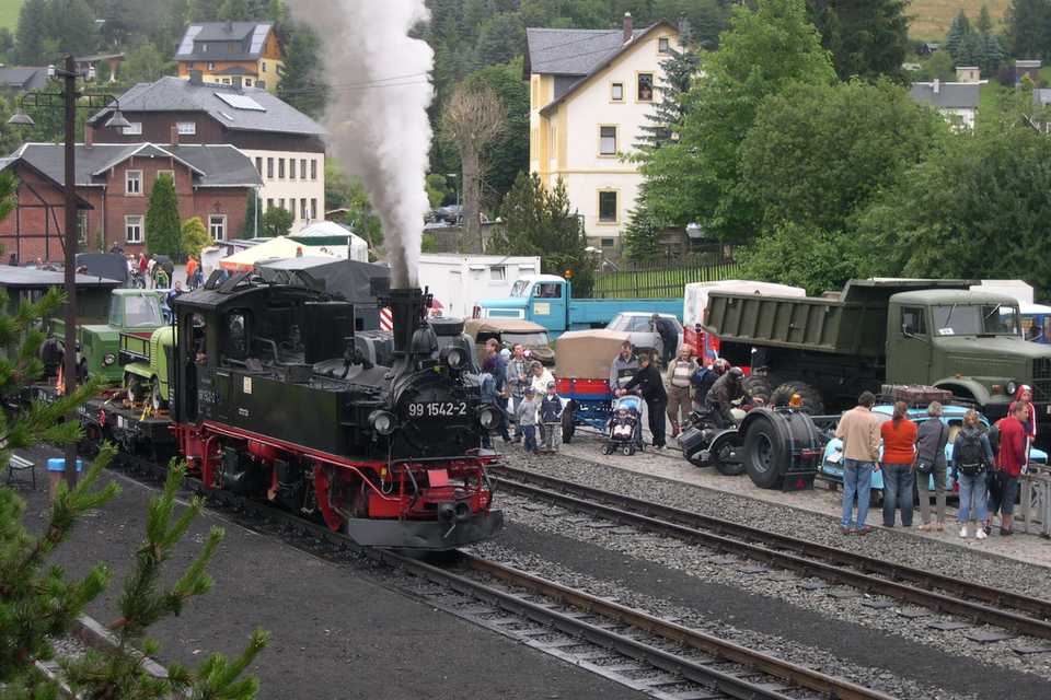 Hohe Konzentration von Oldtimern auf dem Bahnhof in Steinbach.