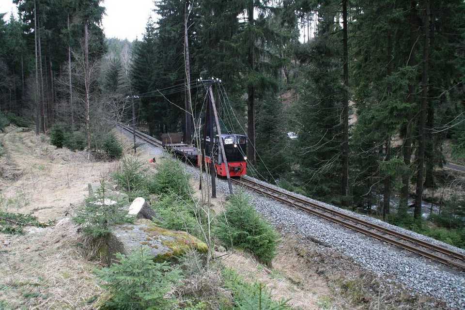 Hilfszugeinsatz für V10c 199 009 mit Flachwagen, um die im Gleis liegenden Holzstücke direkt nach Schlössel abtransportieren zu können.