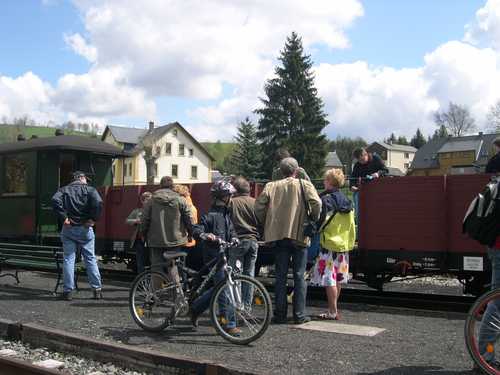 Andrang an der mobilen Getränkestation am Bahnsteig in Steinbach.
