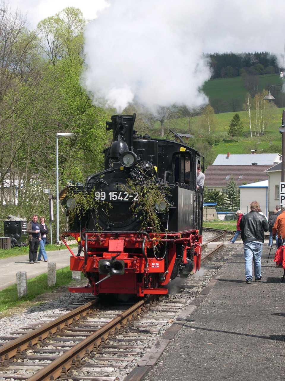 IV K 99 1542-2 setzt im Bahnhof Steinbach um. Zur Feier des Tages geschmückt.