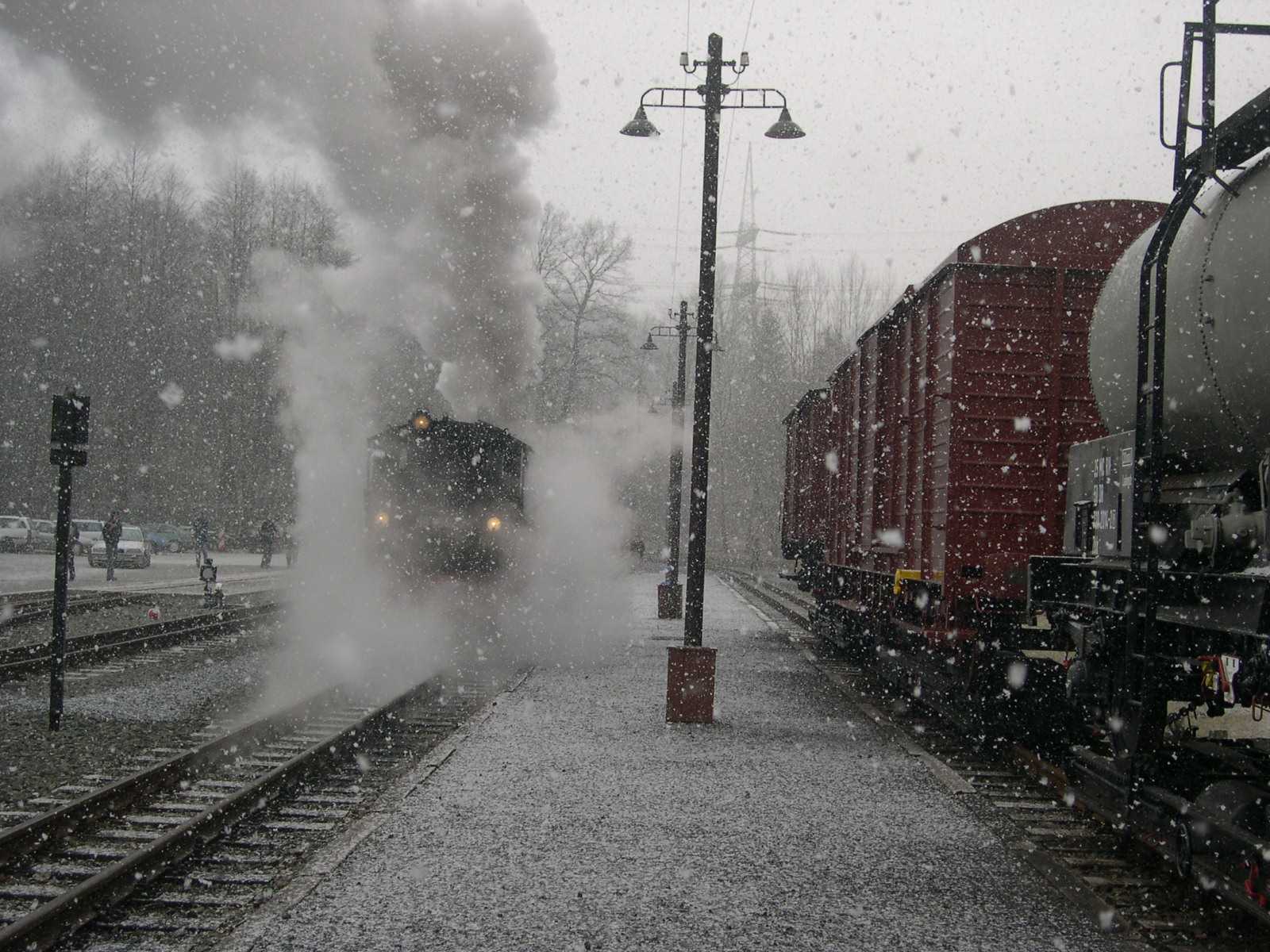 Bei dichtem Scheegestöber umfährt die Lok im Bahnhof Steinbach den eingefahrenen Wagenzug.