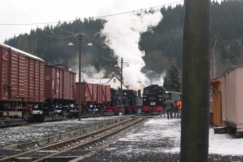 Zugkreuzung in Schmalzgrube mit drei Loks.