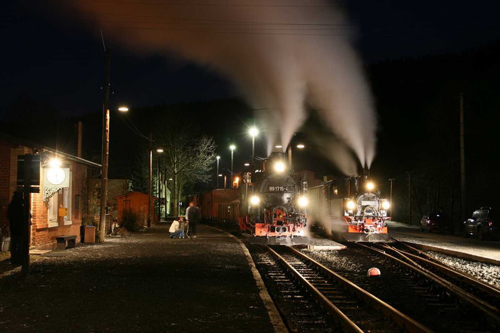 Abendliches Stelldichein der beiden Güterzüge im Bahnhof Schmalzgrube.