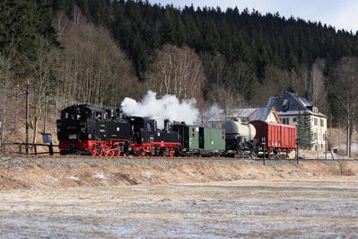 Güterzug mit Vorspannlok am Haltepunkt Forellenhof in Richtung Steinbach.