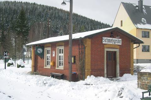 Ostern mal wieder ganz im Schnee. Am Karfreitagmorgen ist das Stationsgebäude von Schmalzgrube von Schneehaufen umlagert.