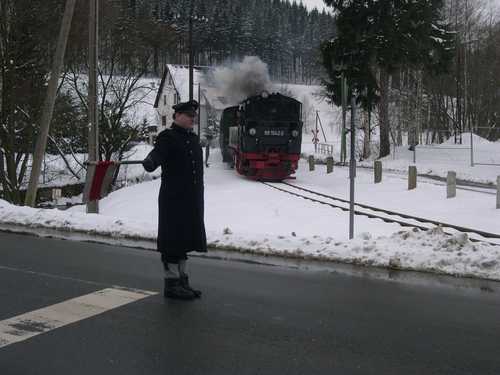 Stündlich in Schmalzgrube zu erleben, die Kreuzung der beiden Züge. Zugführer Frank Thomas sichert den Bahnübergang.