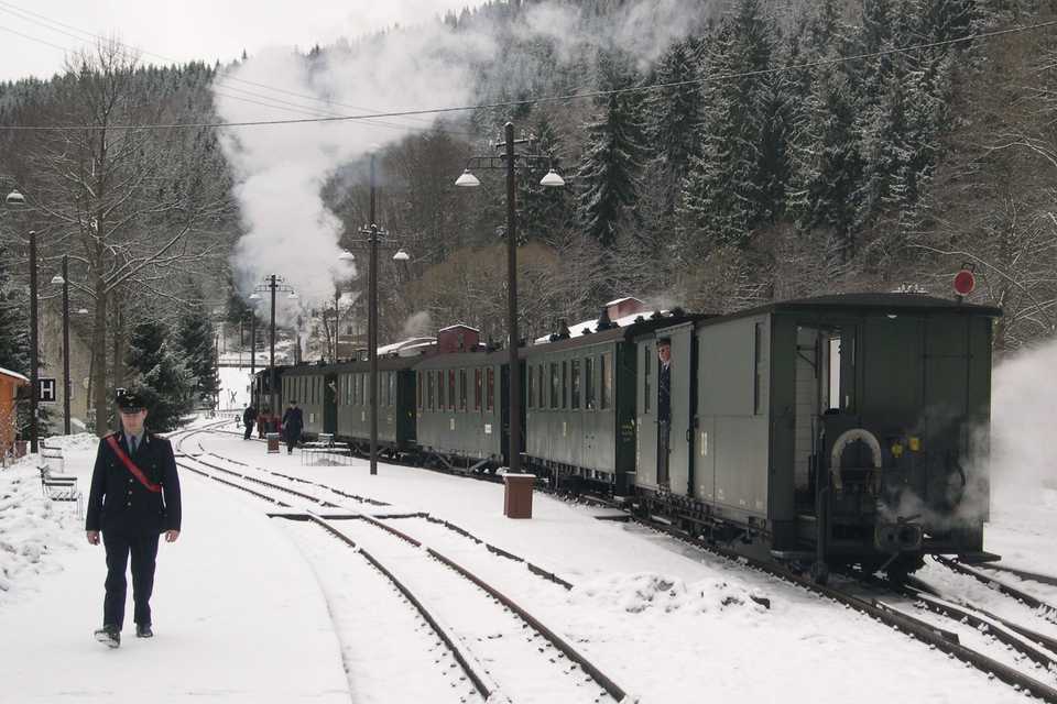 Der erste Zug des Tages in Richtung Steinbach ist im Bahnhof Schmalzgrube eingefahren, das Gleis 1 ist noch jungfräulich verschneit.