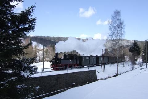 Einfahrt in den Bahnhof Schmalzgrube bei Schnee und strahlend blauem Himmel am Ostermontag.