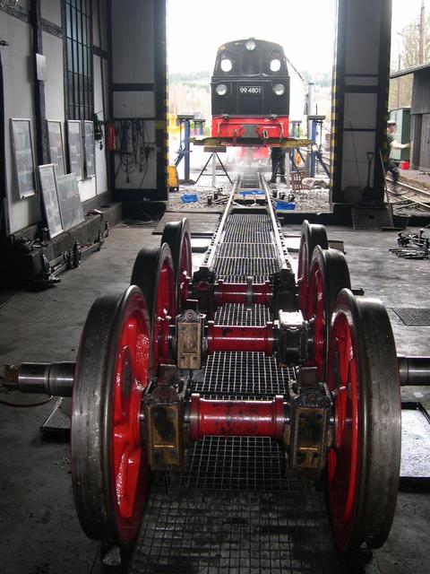 Ausgebaute Radsätze von 99 4801-9 im Lokschuppen Jöhstadt.