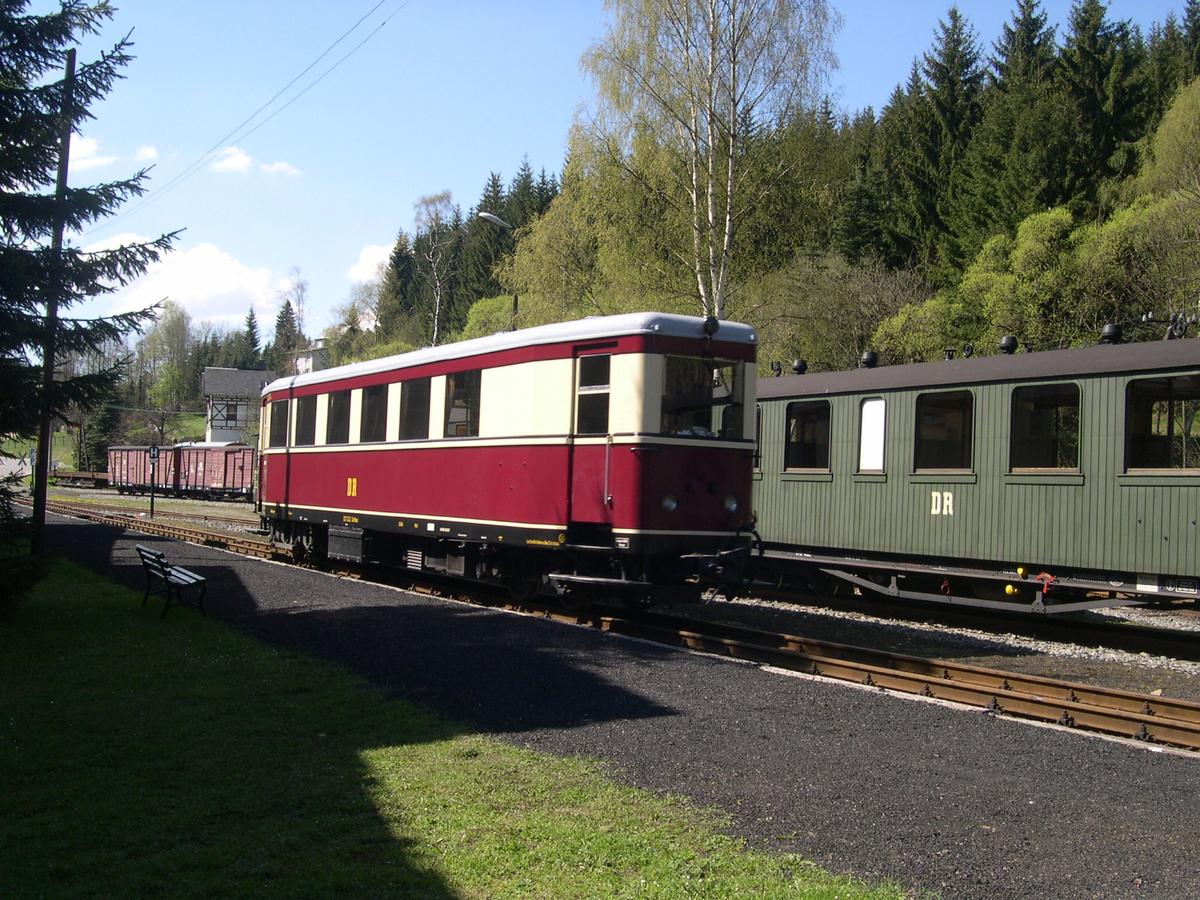 Der Triebwagen erreicht den Bahnhof Schlössel.