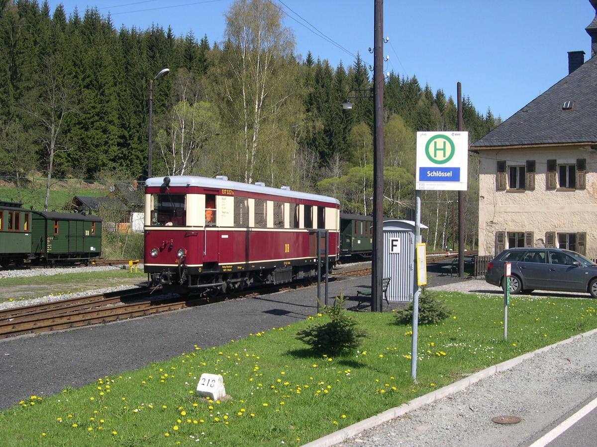 Foto-Halt am Bahnhof Schlössel.