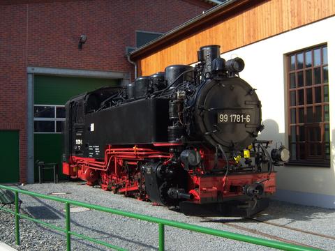 Von 2006 bis 2010 gehörte die Lok der Preßnitztalbahn, dabei hatte sie ihr Domizil in der Ausstellungs- und Fahrzeughalle.