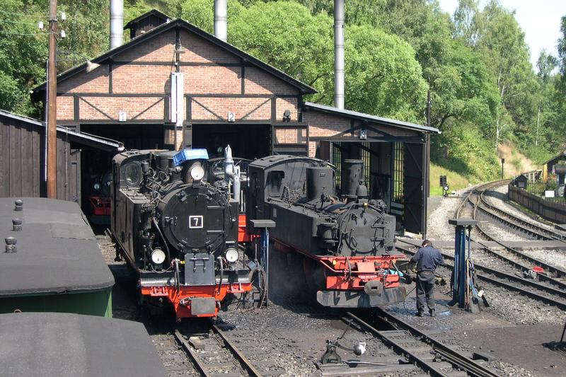 Lok 7 steht zusammen mit 99 1584-4, beide bisher im Technikmuseum in Prora abgestellt, vor dem Lokschuppen in Jöhstadt.