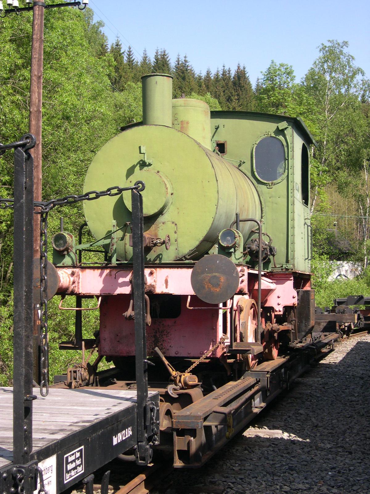 Die Dampfspeicherlok kurz nach ihrer Ankunft auf der Preßnitztalbahn im Bahnhof Schlössel auf Gleis 4.