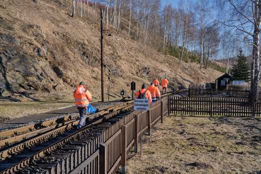 Von Jöhstadt startet der Arbeitstrupp bewaffnet mit Müllsäcken zum Einsammeln von Unrat an den Gleisen.
