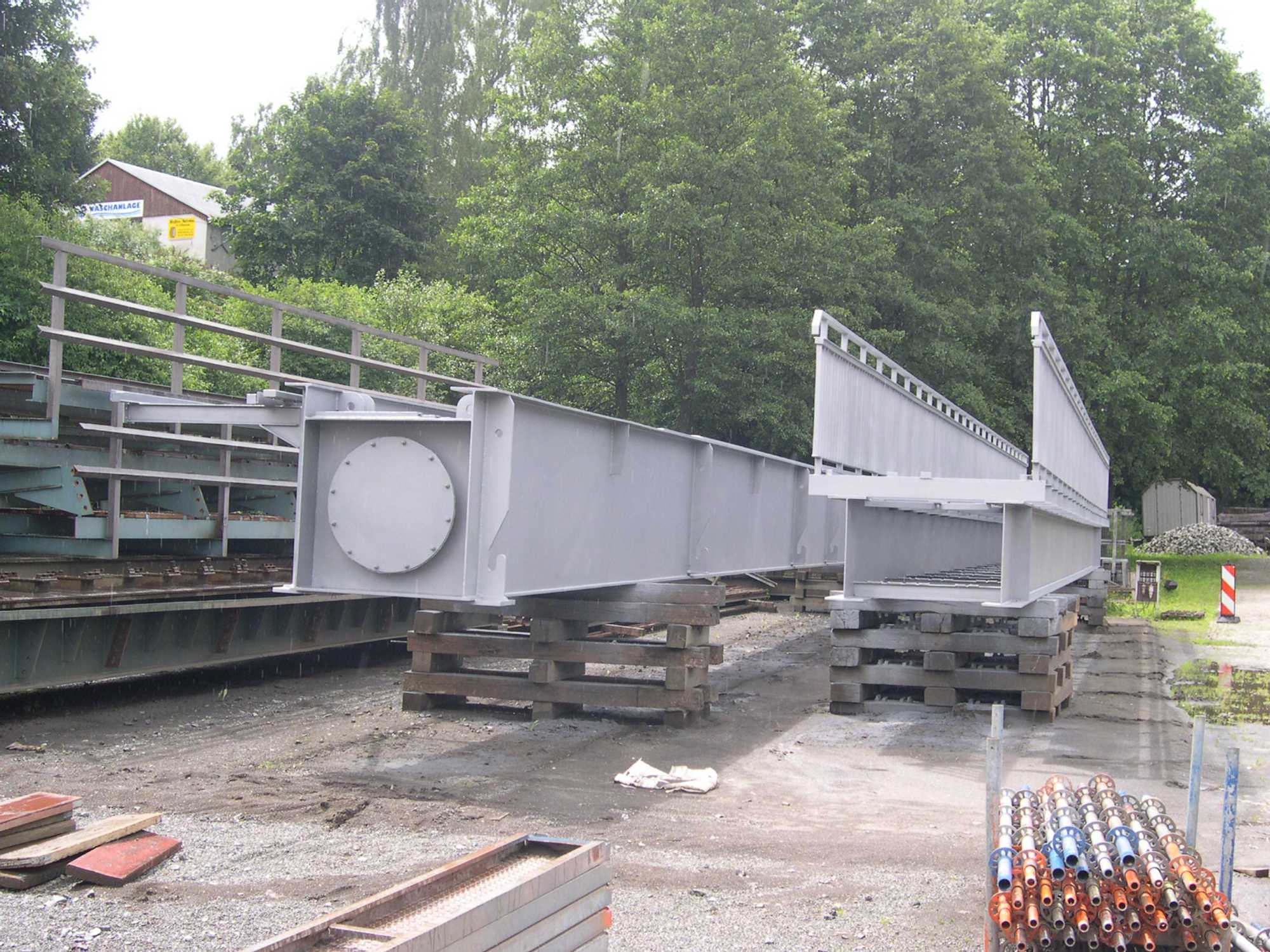 Ein solcher Hohlkasten kann auch für die Brücke 21,675 zur Verwendung kommen, allerdings bedarf dies erheblicher Umbauten an den Widerlagern.