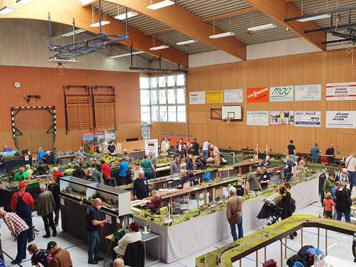 Blick in die Mehrzweckhalle in Mittenwalde mit den Modellbahnanlagen und Informationsständen am Sonnabendmittag.