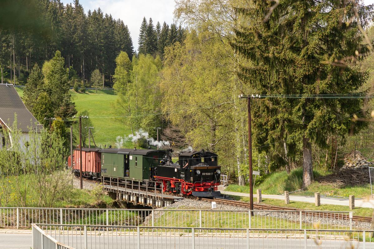 Einfahrt in den Bahnhof Schmalzgrube hat 99 1568-7