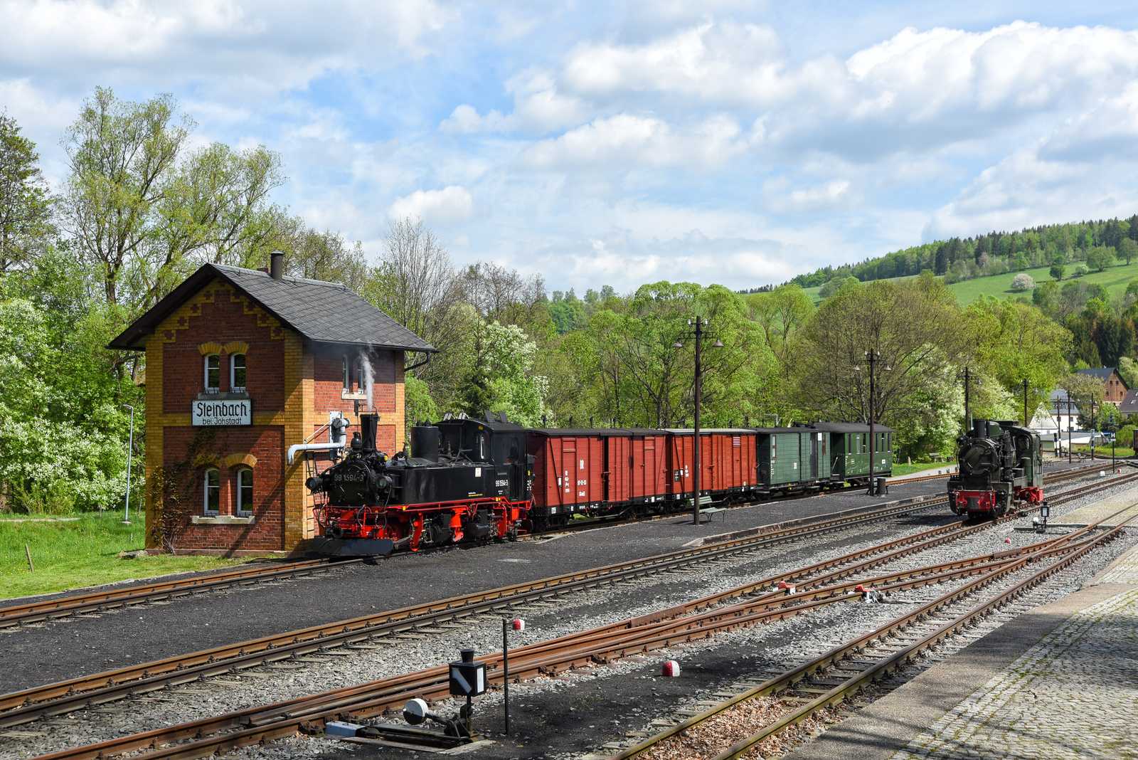 Im Bahnhof Steinbach mit abfahrbereitem Güterzug nach Jöhstadt