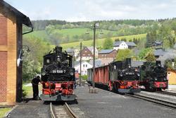 Sachsen trifft Rügen: Die beiden sächsischen IV K 99 1568-7 und 99 1504-3 und der Besuch aus Rügen 53 Mh im Bahnhof Steinbach