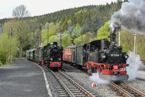 99 1568-7 verlässt Schmalzgrube mit dem letzten Güterzug – 53 Mh hat noch etwas Zeit für die Bergfahrt nach Jöhstadt