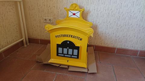 Mitte April wurde der Briefkasten in Jöhstadt zur Montage angeliefert.