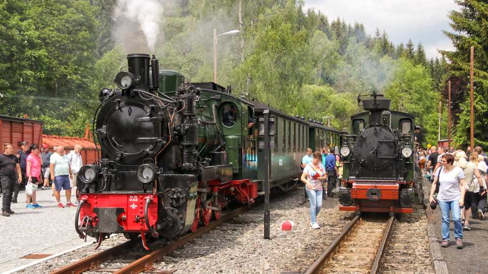 Im Bahnhof Schlössel endete tagsüber der „Rügen-Zug“ und I K Nr. 54 übernahm mit ihrem Zug die Fahrgäste auf dem weiteren Weg nach Jöhstadt. Jörg Müller dokumentierte dies am 5. Juni 2022.