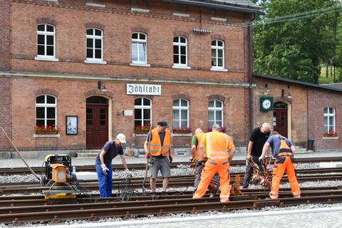Stopfarbeiten an der Weiche 15 direkt vor dem Stationsgebäude | 02.07.2022 | Foto: Thomas Poth Stopfarbeiten an der Weiche 15 direkt vor dem Stationsgebäude