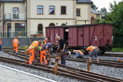 Stopfarbeiten an der Weiche 15 vorn im Bild und händisches Schotternachlesen an der Weiche 16. | 02.07.2022 | Foto: Thomas Poth Stopfarbeiten an der Weiche 15 vorn im Bild und händisches Schotternachlesen an der Weiche 16.