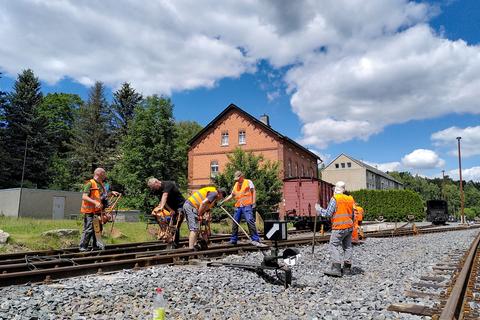 An der Weiche 17 wird gestopft und Schotter vergabelt, damit die Schienen demnächst verschweißt werden können. | 02.07.2022 | Foto: Ute Claußnitzer An der Weiche 17 wird gestopft und Schotter vergabelt, damit die Schienen demnächst verschweißt werden können.