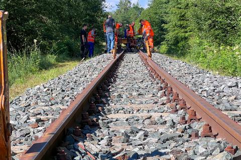 Auch am Streckenende bei Kilometer 22,02 muss noch Gleis gestopft werden. | 07.07.2022 | Foto: Wolfgang Engel Auch am Streckenende bei Kilometer 22,02 muss noch Gleis gestopft werden.