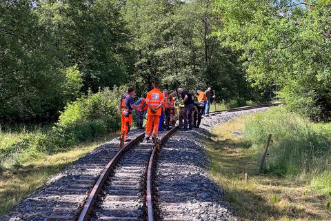 Im Abschnitt zwischen dem Bahnübergang und dem Gleisende werden auch die Stöße noch einmal nachgestopft. | 07.07.2022 | Foto: Wolfgang Engel Im Abschnitt zwischen dem Bahnübergang und dem Gleisende werden auch die Stöße noch einmal nachgestopft.