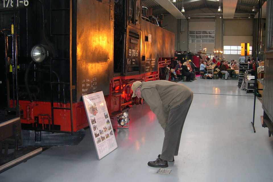 Trotz Dixielandmusik interessieren sich noch Besucher für die verschiedenen Fahrzeuge der Museumsbahn in der Fahrzeughalle.