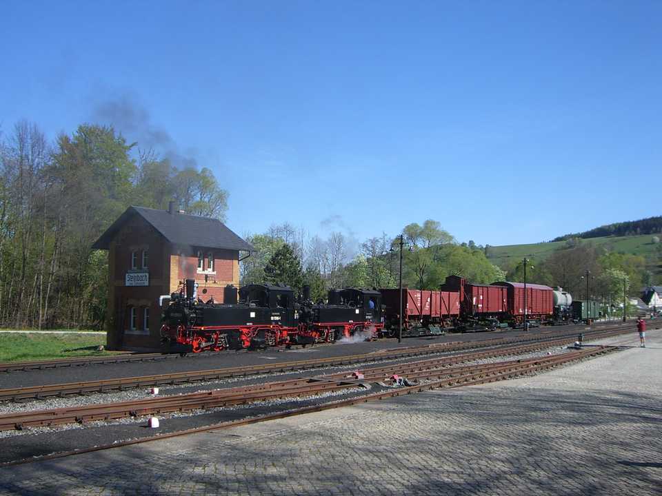 Güterzug mit vier Rollfahrzeugen und Vorspannlok abfahrbereit im Bahnhof Steinbach.