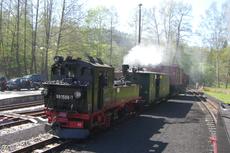 Einfahrt eines Güterzuges mit 99 1568-7 an der Spitze in den Bahnhof Steinbach.