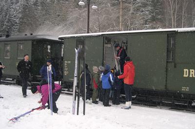 Bei den guten Wintersportbedingungen in der Kammlage des Erzgebirges ist auch die Nachfrage nach Transport der Wintersportgeräte in den Packwagen der Museumsbahn groß.