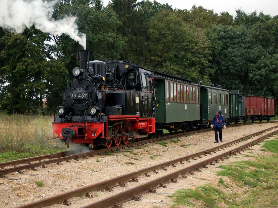 Schlot voran in Richtung Mesendorf - 99 4511 bei ihrem Einsatz Anfang Oktober 2007 in Lindenberg.