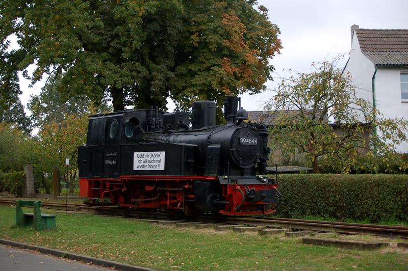 99 4644 muss das Geschehen auf der Pollo-Museumsbahn noch aus der Ferne betrachten, hier steht sie noch auf dem Denkmalgleis in Lindenberg.