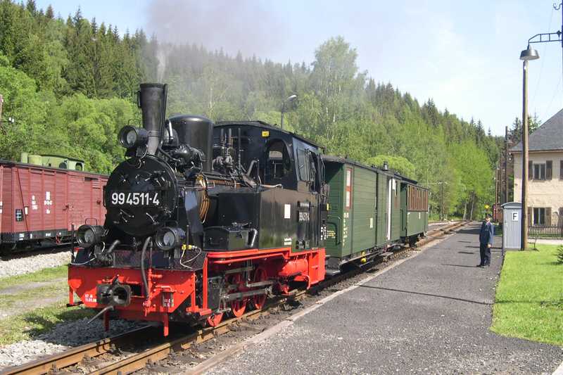 Am Bahnsteig in Schlössel steht der „Shuttle-Zug“ zwischen Jöhstadt und Schlössel mit Halt an der Ausstellungs- und Fahrzeughalle zur Abfahrt bereit. Gebildet wurde der Zug an allen drei Tagen von 99 4511, 970-751 und 974-316.