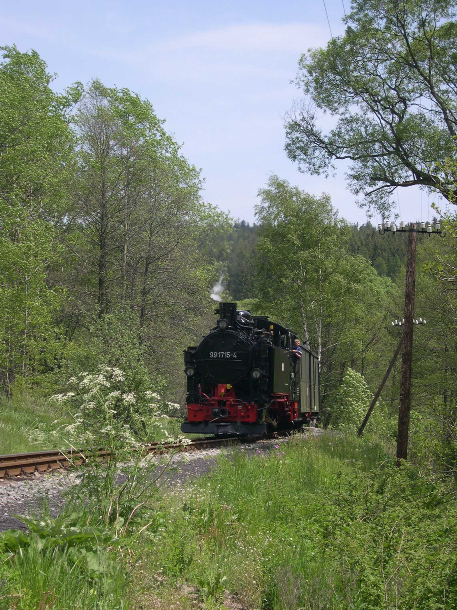 Der Zug mit VI K 99 1715-4 hat Jöhstadt gleich erreicht.