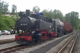 99 1781 ausfahrbereit mit Rollfahrzeug-Güterzug auf Gleis 3 im Bahnhof Steinbach.