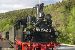 Abfahrt der 99 1542-2 mit ihrem Zug aus Schmalzgrube.